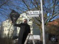 Bezirksbürgermeister Andreas Markurth enthüllt Straßenschild 'Am Booker'